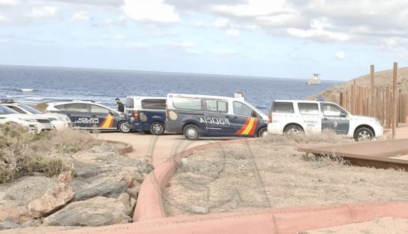 Vehículos policiales en la costa de Jinámar/TA.